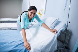 Quais são os impactos da higienização na hotelaria hospitalar e os cuidados com o paciente?