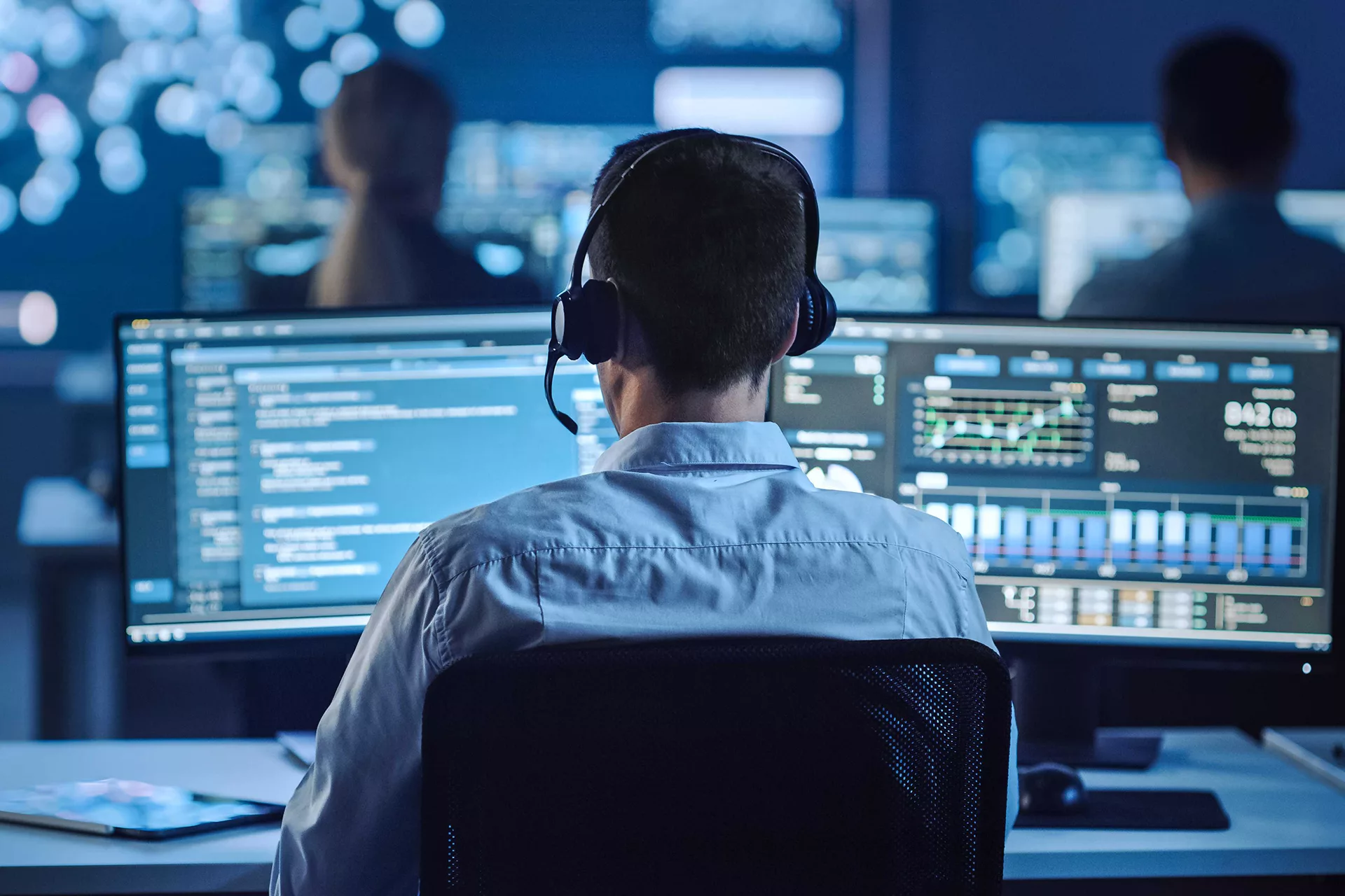 Homem e tecnologia juntos: como a vigilância presencial torna seu negócio mais seguro